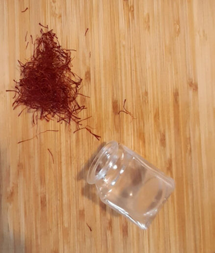 Vasetto con zafferano rovesciato